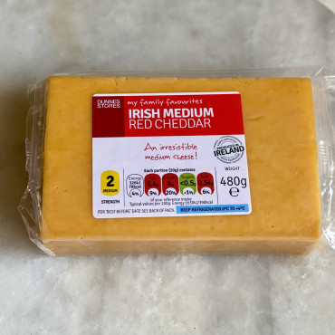 Сыр Чеддер средней выдержки Red Cheddar Irish Medium 480 г