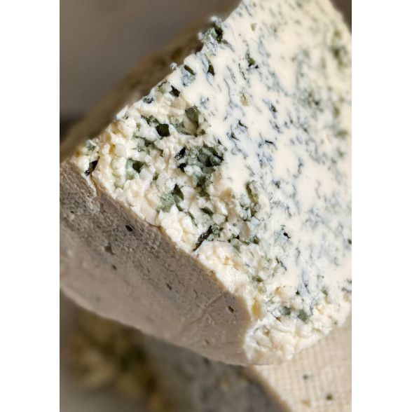 Ер адамның кеудесін және клиторын сипап жатқанын қараңыз