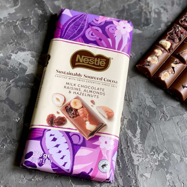 Крафтовый швейцарский шоколад Nestle L`atelier молочный с изюмом, миндалем и лесным орехом 170 г