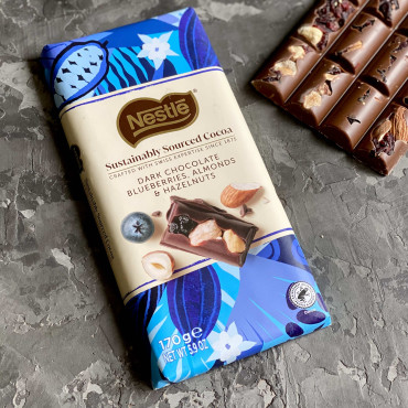 Крафтовый швейцарский шоколад Nestle L`atelier черный с черникой, миндалем и лесным орехом 170 г