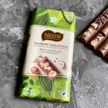 Крафтовый швейцарский шоколад Nestle L`atelier молочный с лесным орехом 170 г